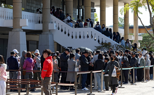 2025 아시아태평양경제협력체(APEC) 정상회의가 폐막한 다음날인 2일 국립경주박물관 본관 앞에 신라 금관 전시를 보려는 관광객들이 차례를 기다리고 있다. 한미 정상회담과 한중 정상회담이 열렸던 국립경주박물관 천년미소관에도 이날 온종일 관람 행렬이 이어졌다. 김영진 기자 kyjmaeil@imaeil.com