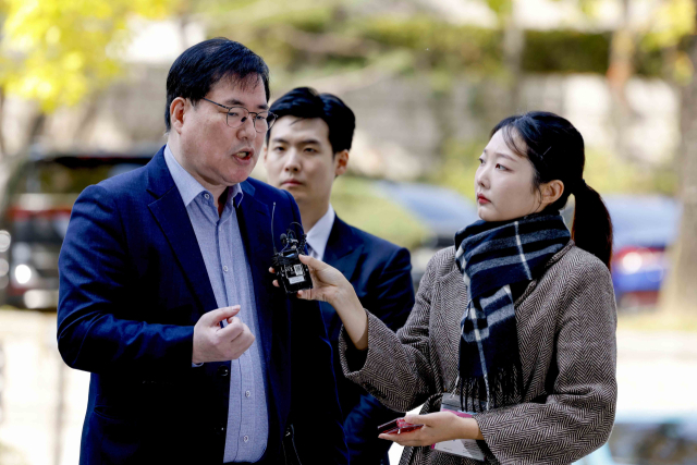 대장동 개발 비리 의혹으로 재판에 넘겨진 유동규 전 성남도시개발공사 기획본부장이 31일 서울 서초구 중앙지법에서 열린 1심 선고공판에 출석하며 입장을 밝히고 있다. 연합뉴스