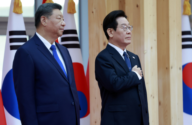 이재명 대통령이 1일 경북 국립경주박물관에서 열린 시진핑 중국 국가주석 공식 환영식에서 국기에 경례하고 있다. 연합뉴스