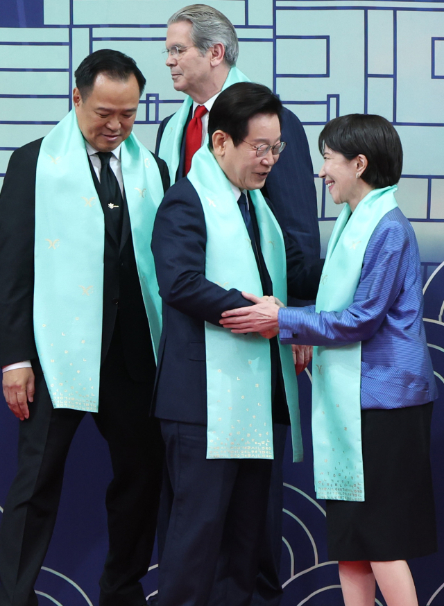 이재명 대통령이 1일 경주화백컨벤션센터(HICO)에서 열린 2025 아시아태평양경제협력체(APEC)에 참석한 각국 정상들과 기념촬영 후 다카이치 사나에 일본 총리와 인사하고 있다. 연합뉴스