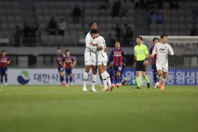 동점골에 성공한 에드가가 세징야와 기쁨의 포옹을 하고 있다. 한국프로축구연맹 제공