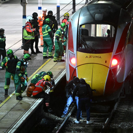 영국 열차서 칼부림 사건 9명 중태…테러 가능성 수사