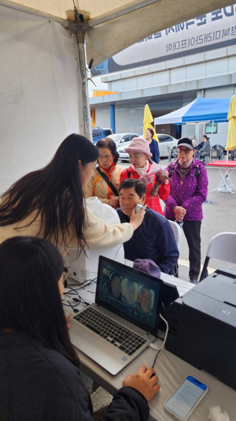 대구가톨릭대 경북미래라이프대학이 제12회 평생학습박람회에 참가해 피부 상태 분석 체험 부스를 운영해 시민들의 큰 호응을 얻었다. 대구가톨릭대 제공