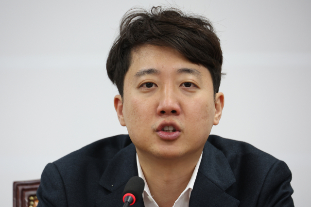 개혁신당 이준석 대표가 23일 서울 여의도 국회에서 열린 최고위원회의에서 발언하고 있다. 연합뉴스