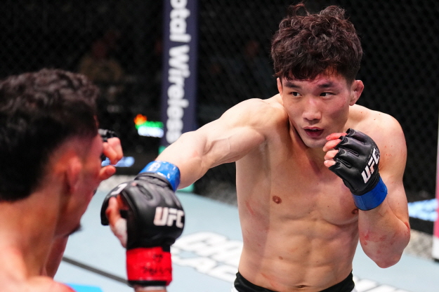 이창호가 2일 미국 라스베이거스에서 열린 UFC 경기에 출전해 미국의 티미 쿠암바에게 주먹을 날리고 있다. UFC 제공