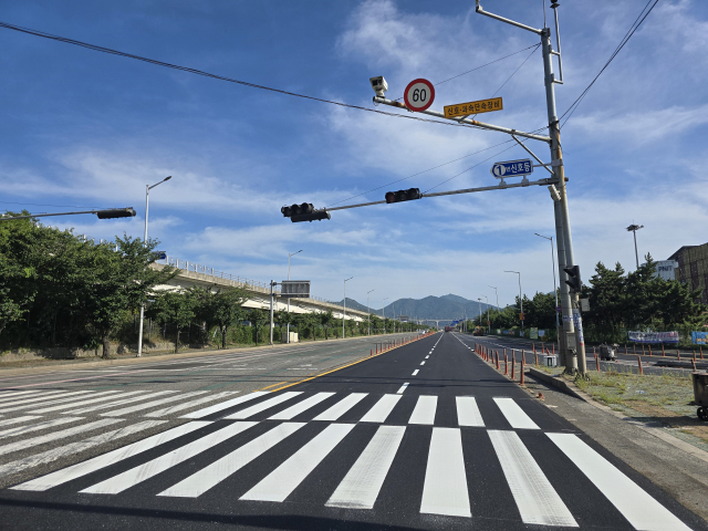 포장 보수공사를 마친 부산항 신항 임항도로. [사진=부산항만공사]