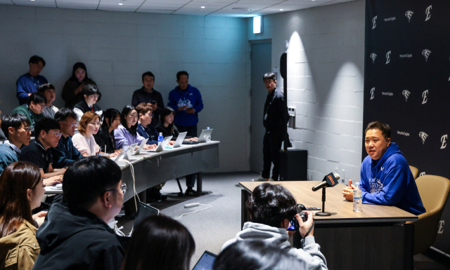 삼성 라이온즈의 박진만 감독이 지난 플레이오프 한화 이글스와의 5차전에서 패해 탈락이 확정된 뒤 공식 인터뷰에 응한 모습. 삼성 제공