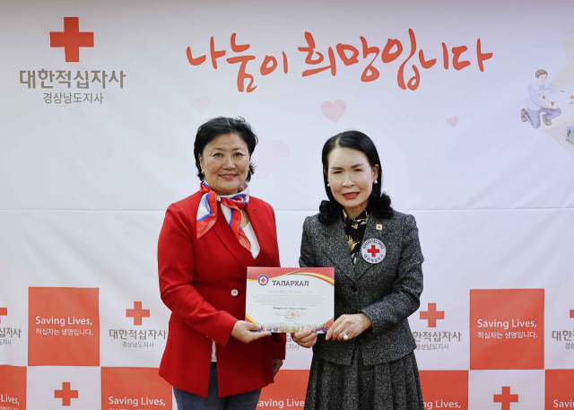 몽골 울란바토르 칸울 적십자사 회장 방문 모습. 왼쪽부터 몽골 울란바토르 칸울 적십자사 NARANCHIMEG 회장, 경남적십자사 박희순 회장.