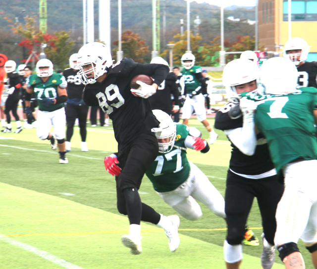 경일대 리시버 배민재(89번)가 2일 군위 종합운동장에서 열린 