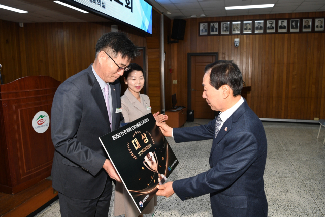 성낙인 창녕군수가 창녕군 11월 정례조회에서 민관협력 모의사례관리 경진대회 수상식을 진행하고 있다. (맨 왼쪽부터 박시영 행복나눔과장, 성낙인 창녕군수, 홍강아 건강관리과장).