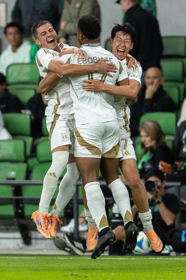 LAFC의 제러미 에보비스(가운데)가 3일 미국 텍사스주 오스틴에서 열린 2025 MLS컵 PO 1라운드 오스틴과의 2차전 도중 득점에 성공한 뒤 동료 손흥민, 세르지 팔렌시아와 함께 기쁨을 나누고 있다. 연합뉴스