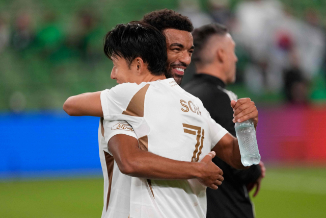 LAFC의 손흥민이 3일 미국 텍사스주 오스틴에서 열린 2025 MLS컵 PO 1라운드 오스틴과의 2차전이 끝난 뒤 동료 티모시 틸만과 승리한 기쁨을 나누고 있다. 연합뉴스