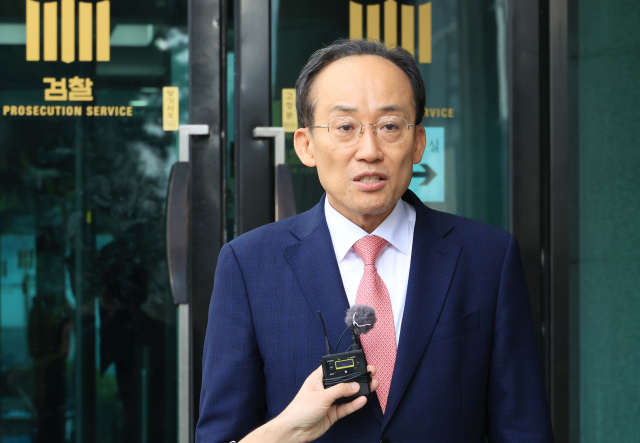 국민의힘 추경호 전 원내대표가 31일 서울 서초구 서울고검에 마련된 조은석 내란특별검사팀 사무실에서 조사를 마치고 나와 기자의 질문에 답하고 있다. 연합뉴스