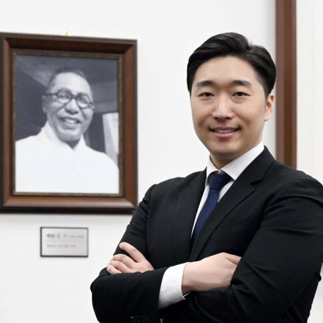 김용만 더불어민주당 국회의원. 왼쪽은 김용만 의원 증조부인 김구 선생 사진. 김용만 의원 페이스북