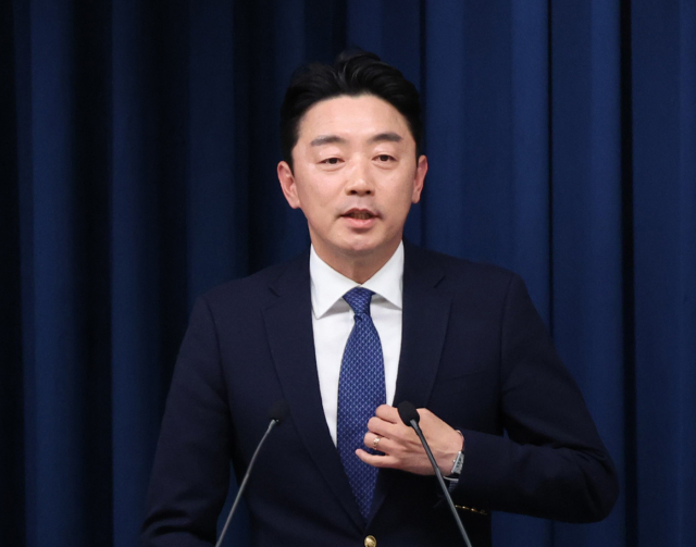 강훈식 대통령비서실장이 3일 용산 대통령실 기자회견장에서 재판중지법 관련 브리핑을 하고 있다. 연합뉴스