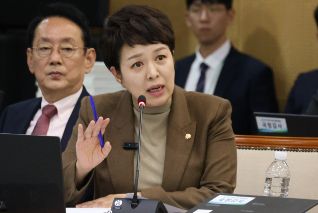 21일 대전 국가철도공단 본사에서 열린 국회 국토교통위원회의 한국철도공사(코레일)·국가철도공단·에스알(SR)에 대한 국정감사에서 국민의힘 김은혜 의원이 질의하고 있다. 연합뉴스