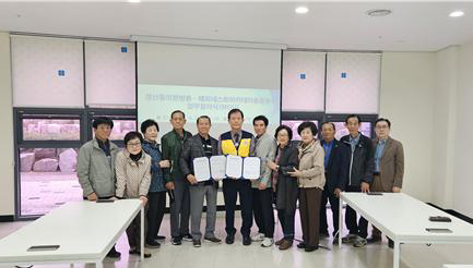 대구한의대 경산동의한방촌은 해피네스트 아카데미 한방건강청춘대학 총동문회와 업무협약을 맺고 기념촬영을 하고 있다. 대구한의대 제공