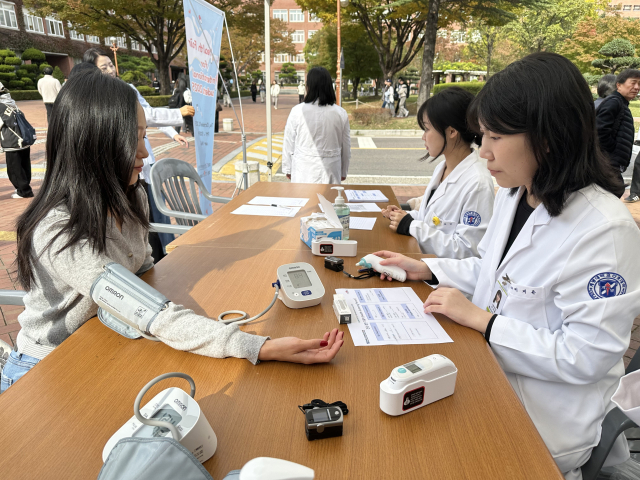 계명대 경영학과 바야르마(Bayarmah, 몽골) 학생이 혈압 측정을 받고 있다. 계명대 제공