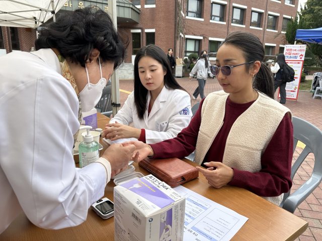 계명대 경영학과 아누신(Anusin, 몽골) 학생이 혈당검사를 받고 있다. 계명대 제공