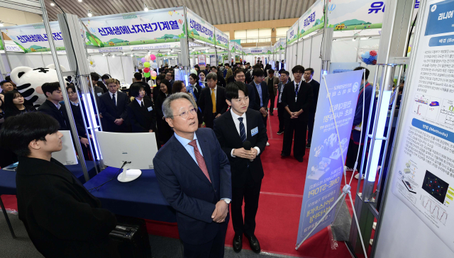 최재영 영진전문대 총장과 내빈들이 전시 부스를 둘러보고 있다. 영진전문대 제공
