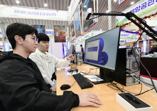 영진전문대 컴퓨터정보계열 K3C2팀 학생들이 손동작을 인식해 작동하는 