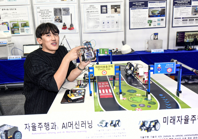 영진전문대 AI융합기계계열 박태민 학생이 차량 간 실시간 정보 교환이 가능한 