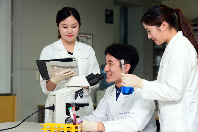 대구보건대 임상병리학과는 52년 전통과 글로벌 경쟁력으로 질병 진단의 전문인력을 양성해오고 있다. 학생들이 실습 수업을 받는 모습. 대구보건대 제공