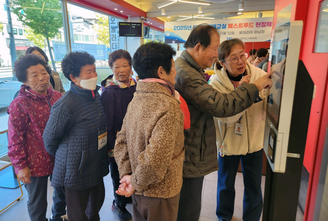 안동시 디지털 새싹교실 어르신들이 안동 도심 한 매장에서 키오스크로 햄버거를 주문하는 체험 교육에 나서고 있다. 안동시는 전국 최초로 디지털 문해교육을 실시 연간 500여명의 어르신들이 각종 디지털 기기 사용법을 배우고 있다. 안동시 제공