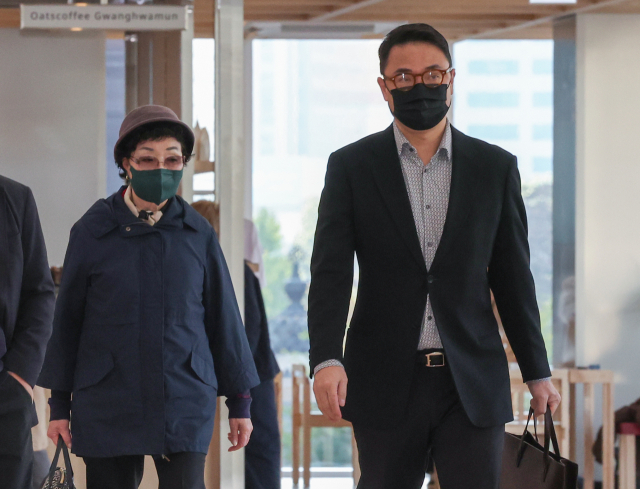 김건희 모친·오빠 특검 동시출석…양평개발 특혜의혹 피의자 신분