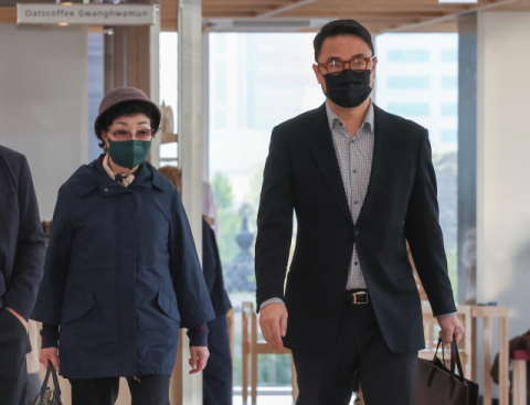 김건희 모친·오빠 특검 동시출석…양평개발 특혜의혹 피의자 신분