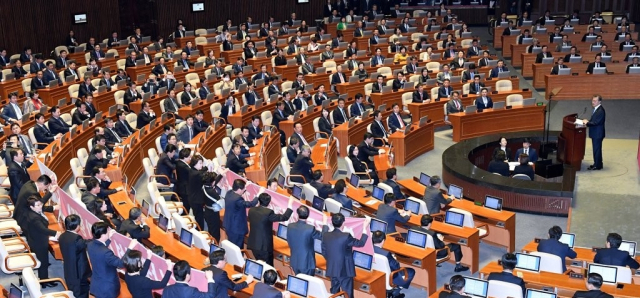 2017년 11월 1일 국회 본회의장에서 문재인 대통령이 내년도 예산안 국회 본회의 상정에 따른 시정연설을 하고 있는 가운데 자유한국당(국민의힘 전신) 국회의원들이 