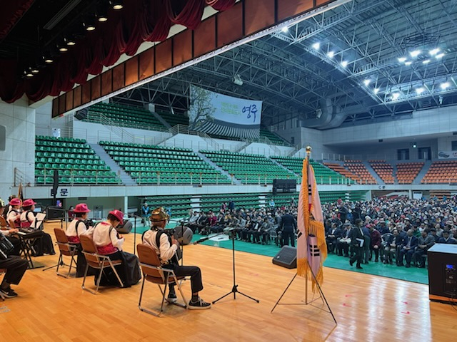 제1회 어르신 문화건강대축제에 참석한 한 어르신이 노인강령을 낭독하고 있다. 영주시 제공