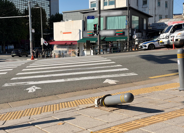 음주운전 차량이 인도로 돌진해 일본인 모녀 중 어머니가 숨진 가운데 3일 서울 종로구 동대문역 사거리의 차도와 인도 사이에 세워진 볼라드가 충격으로 휘어져 있다. 경찰은 지난 2일 음주운전을 하다가 일본인 모녀를 들이받아 50대 어머니를 숨지게 한 30대 남성을 구속 수사할 방침이다. 연합뉴스