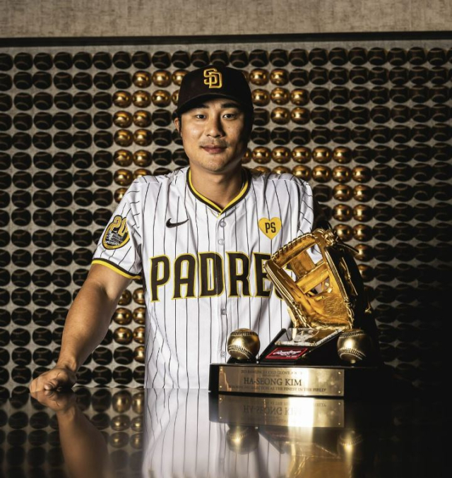 김하성이 샌디에이고 파드리스 시절 골드글러브를 받고 찍은 기념 사진. 김하성 SNS 제공