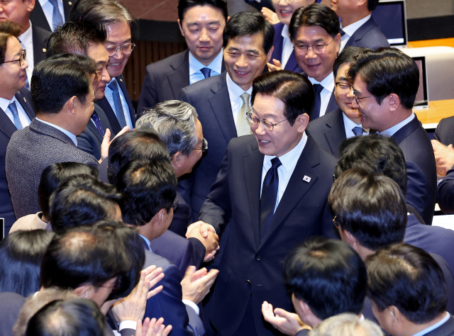 이재명 대통령이 4일 국회에서 2026년도 정부 예산안 시정연설을 마친 뒤 의원들과 인사하며 본회의장을 나서고 있다. 연합뉴스