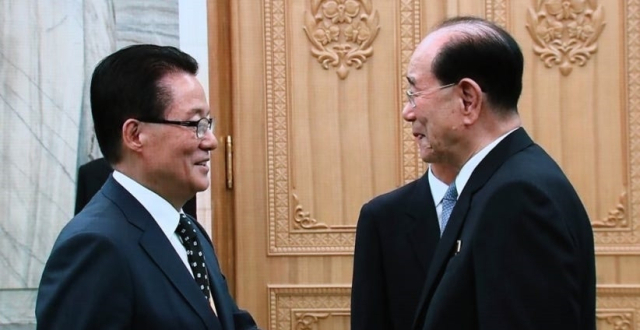 지난 2018년 9월 18일 문재인 대통령 방북 특별수행단의 민주평화당 박지원 의원이 평양 인민문화궁전에서 김영남 북한 최고인민회의 상임위원장을 만나 인사하는 모습. 연합뉴스