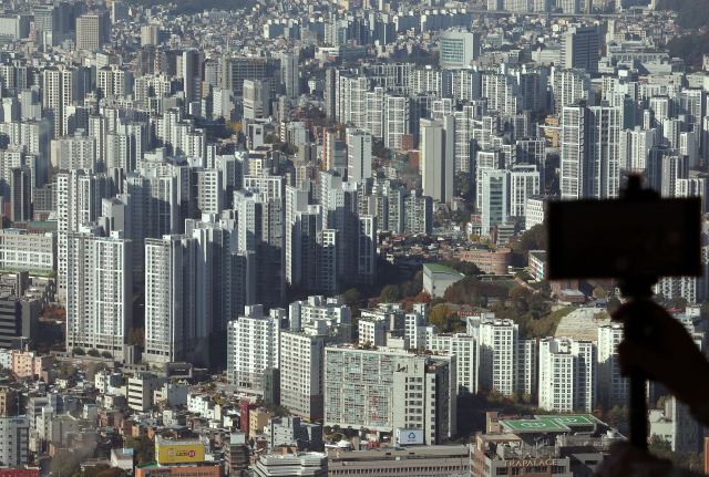 10·15 부동산 대책이 시행되고 아파트 매수 심리가 2개월여 만에 꺾인 것으로 나타난 3일 남산에서 바라본 서울시내 아파트 단지. 한국부동산원의 주간 아파트 수급동향에 따르면 10월 넷째 주 기준 서울 아파트 매매수급지수는 직전 주(105.4) 대비 2.2포인트 내린 103.2로, 8월18일(99.1) 이후 처음 하락 전환했다. 연합뉴스