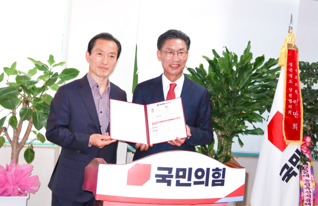 김병삼(오른쪽) 전 DGFEZ 청장이 4일 국힘 영천·청도 당협위원회에서 입당식을 갖고 기념촬영을 하고 있다. 국민의힘 영천·청도 당협위원회 제공