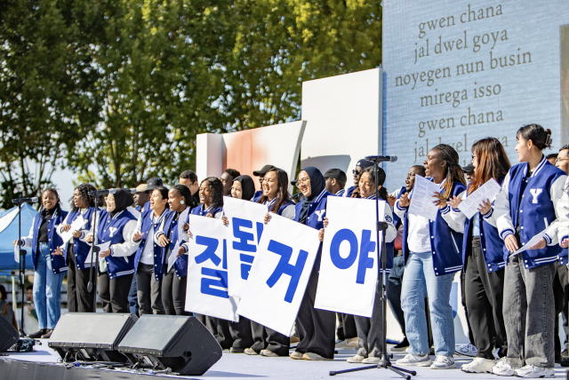 영남대 캠퍼스 가을 트레킹 행사에서 박정희새마을대학원 유학생들이 합창 공연을 선보이고 있다. 영남대 제공
