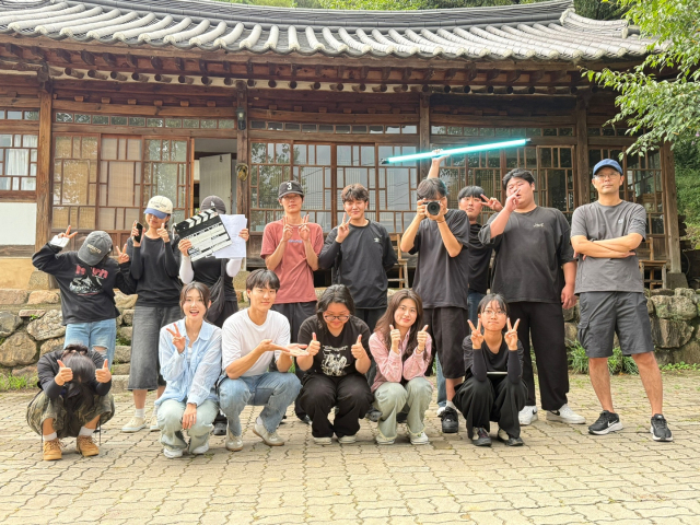 단편영화 촬영장에서 대경대 연기예술과와 충청대 영상광고제작과 학생들이 기념촬영을 하고 있다. 대경대 제공