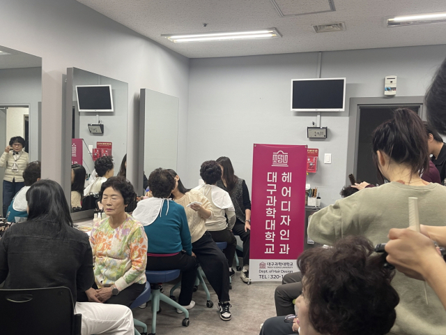 대구과학대 헤어디자인과 교수와 학생들이 2일 