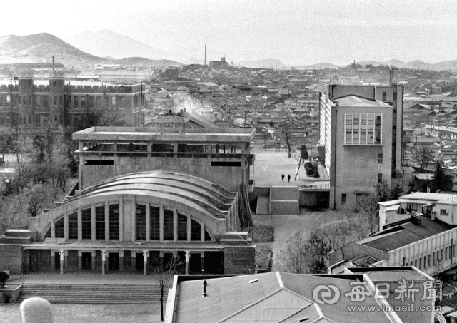 1967년 11월 계성중·고교 강당과 강당 뒤 왼쪽에 자리한 핸더슨관. 학교 너머 언덕 위 큰 건물은 1964년 신축한 성밖교회(현 대구서교회)다. 사진=매일아카이빙센터