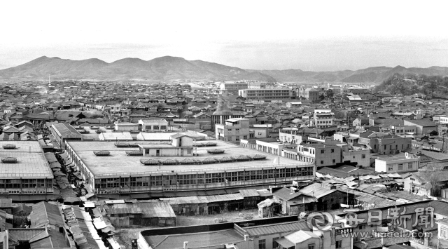 1967년 11월 서문시장 4지구 일대 모습. 달성공원 왼편에 자리한 큰 건물은 대성초등학교, 그 왼쪽 한옥 주택가는 옛날 달성고분군이 자리했던 곳이다. 사진=매일아카이빙센터