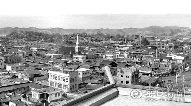 1967년 11월 달성공원 일대 풍경. 일제강점기 달성공원에 들어선 대구신사 건물이 철거(1966년)된 직후 모습이다. 공원 오른쪽 구 원화여고 건물 옆에 보이는 조양회관은 1984년 동구 망우당 공원에 이전 복원됐다. 가운데 종탑 건물은 신축(1977년)전 서문교회다. 사진=매일아카이빙센터