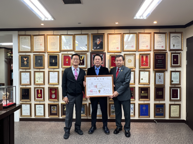 4일 오후 서울 서초구 아이넷방송 대회의실에서 박준희 아이넷방송그룹 회장(가운데)이 박효은 미동남부무역인협회 회장(오른쪽)으로부터 태권도 명예9단증을 받고 있다. (왼쪽부터) 지영길 한국언론인협회 회장, 박준희 아이넷방송그룹 회장, 박효은 미동남부무역인협회 회장. [사진=아이넷방송그룹]