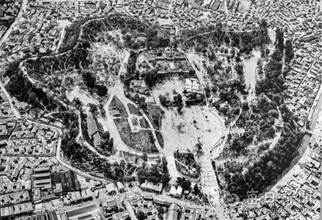 일제강점기 일본인 거류민단이 1906년 11월 3일 천장절(일왕의 생일)을 기념해 달성공원 내에 건립한 신사 건물(현재 물개사 자리)이 보이는 달성공원 항공촬영 사진. 대구신사는 1966년 8월 13일 철거됐다. 사진=매일아카이빙센터