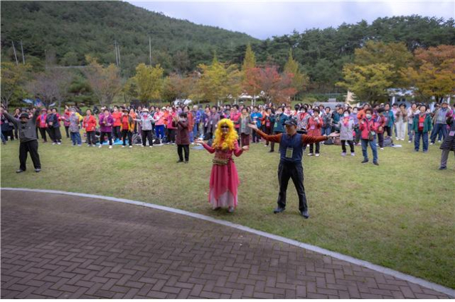 다품사회복지센터는 지난달 22~24일 동안 어르신 800여명과 함께 경북 군위읍 사라온이야기마을과 군위일연공원 일대에서 대중문화체험과 함께 하는 가을나들이를 실시했다.