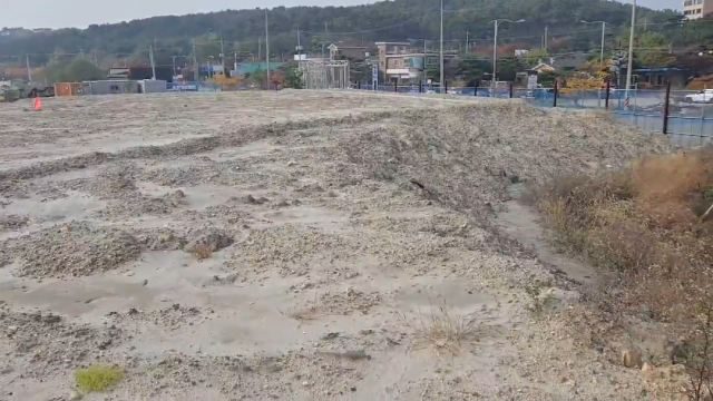 10월 말 인천 중구 을왕동 205번지에 여전히 매립돼 있는 코오롱글로벌 공사 현장의 폐토사