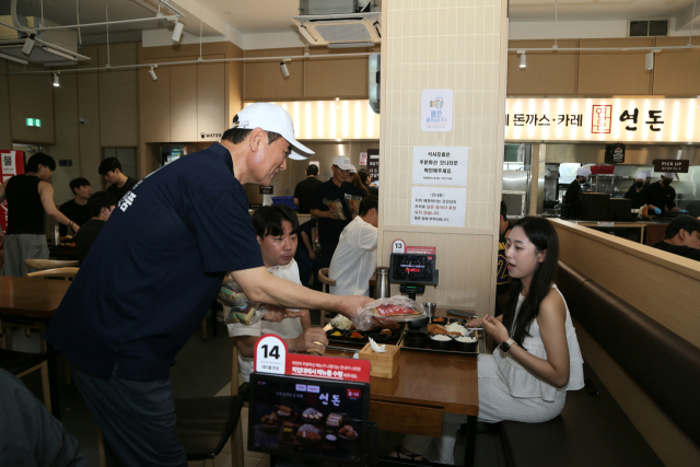 강영석 상주시장이 미소진품 쌀을 사용하는 제주도의 한 음식점을 방문해 직접 홍보활동을 펼치고 있다. 상주시 제공