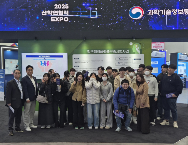 수성대 방사선과 학생들이 산학연협력 EXPO를 참관하고 기념촬영을 하고 있다. 수성대 제공